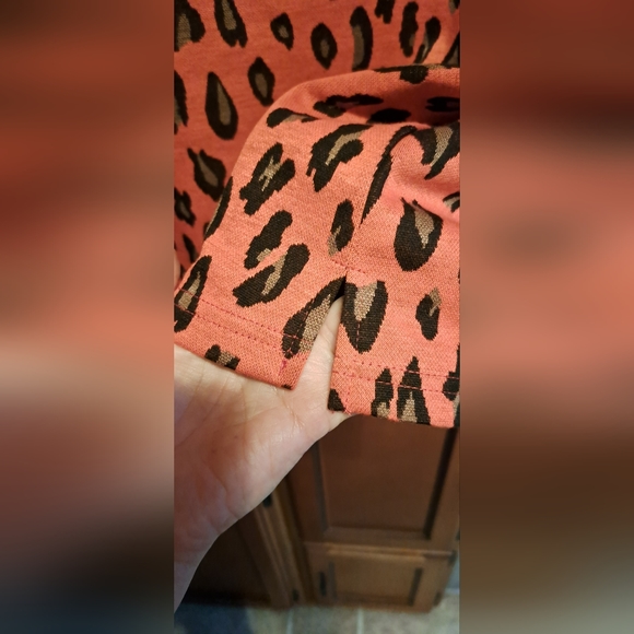 Beautiful Ladies Jade Smocked Neck Leopard Print Blouse, Short Sleeve NWT LRG - Picture 6 of 7